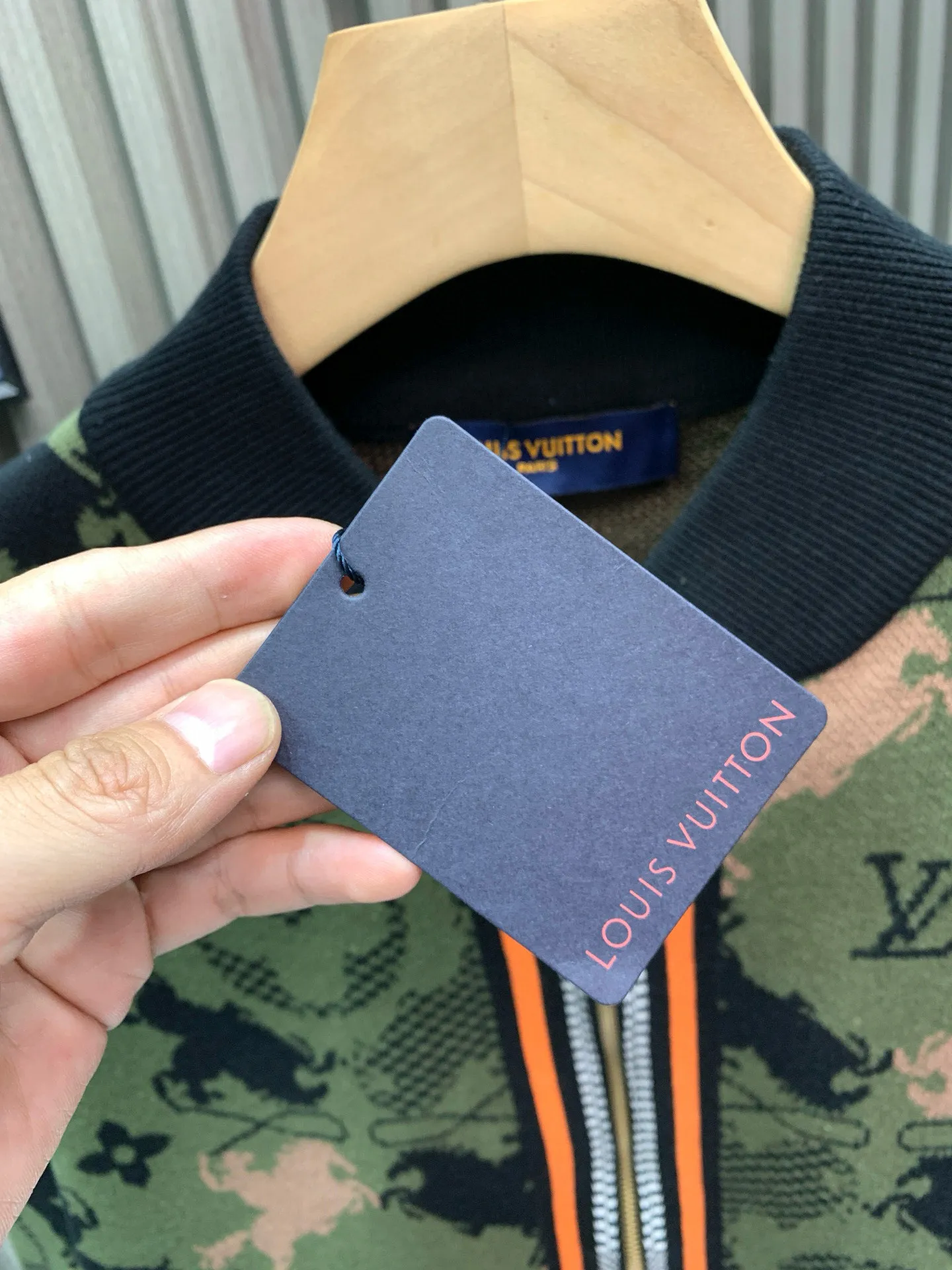 🅿️560 🀄️ Louis Vuitton Louis Vuitton 1*v camouflage woolen jacket knitted jacket YB purchased and printed. Made of custom sheep wool fabric. This sheep wool tunic jacket uses warm tones to depict the Geo Rodeo pattern of the 2025 autumn and winter show. It uses a complex jacquard texture to present the silhouette of a galloping horse and Monogram elements. Micro Damier ribbon embellished zipper front, hem and cuffs. Full-width Geo Rodeo Jacquard, zipper, hem and cuffs are Micro Damie ribbon yarn custom-woven and dyed. Full knitted jacquard design. Zip fly on the chest. Can be matched with bottoms of the same season to create a fashionable look. Suitable for various occasions. Customized accessories. Complete three standards. Same style for men and women.